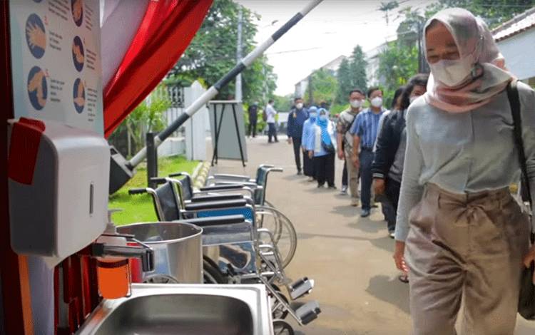 Pemerintah Ingatkan Masyarakat Tak Euforia Berlebihan Terkait Pencabutan Darurat Covid-19