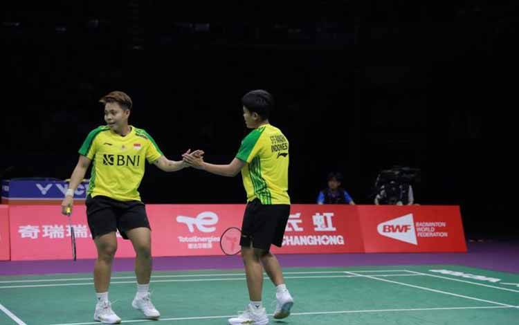 Ganda putri Apriyani Rahayu/Siti Fadia Silva Ramadhanti menyumbang kemenangan di partai penutup penyisihan Grup B Piala Sudirman 2023, setelah mengalahkan duo Jerman Stine Kuespert/Emma Moszczynski di Suzhou, China, Selasa. (ANTARA/HO-PP PBSI)