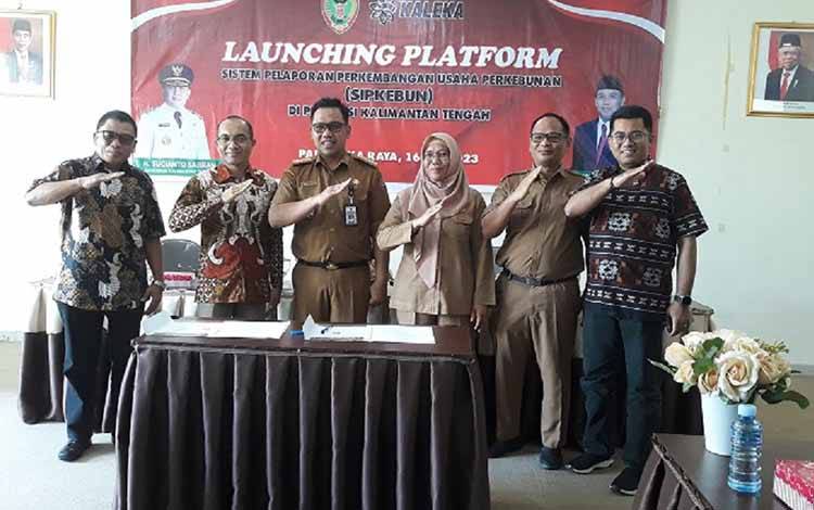 Foto bersama Usai Penandatanganan MoU antara Disbun Prov. Kalteng dengan Yayasan Lembaga Penelitian Kaleka Indonesia. (FOTO: IST)