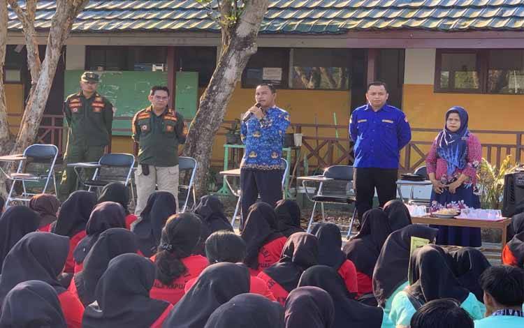 Satpol PP Kapuas Bersama Karang Taruna Selat Sosialisasi Cegah Kenakalan Remaja di SMKN 1 Kapuas