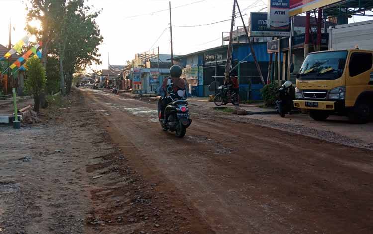Perbaikan Sudah 50 Persen, Dewan Kotim Berharap Masyarakat Segera Nikmati Jalan Ki Hajar Dewantara