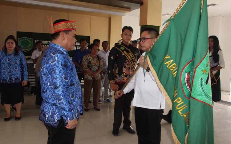 Sekda Pulang Pisau Lepas Peserta Festival Budaya Isen Mulang