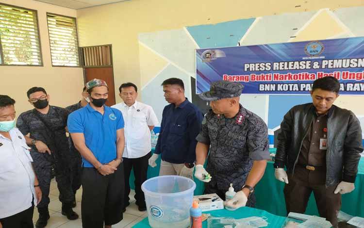 AR saat menyaksikan pemusnahan barang bukti sabu - sabu (FOTO : PATHUR)