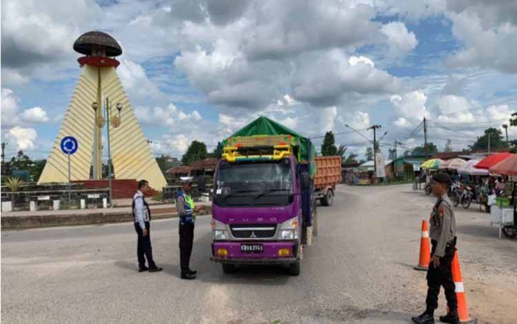 Masih Perbaikan, Petugas Gabungan Jaga Arus Lalu Lintas Jalan Ahmad Saleh