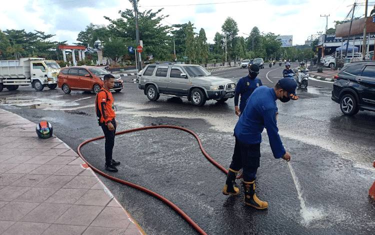 Damkar Kobar Bersihkan Jalan Terdapat Tumpahan Solar Berpotensi Bahayakan Pengendara