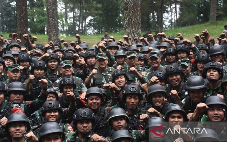 Kepala Staf TNI Angkatan Darat (Kasad) Jenderal TNI Dudung Abdurachman berfoto bersama prajurit Batalyon Mekanis 411/Pandawa Divisi Infanteri (Divif) 2 Kostrad pada sela-sela latihan pratugas ke Papua di Tawangmangu, Karanganyar, Jawa Tengah, Rabu (17/5/2023). ANTARA/HO-Dispen TNI AD