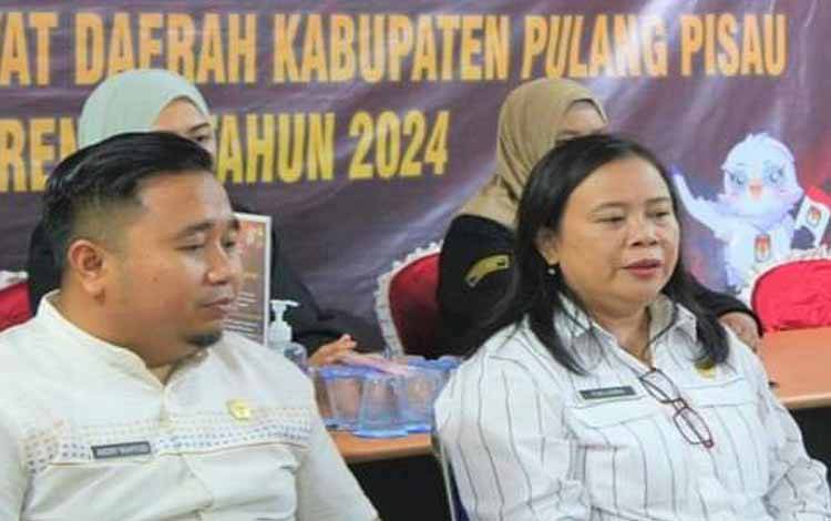 Ketua KPU Pulang Pisau, Yuliana yang didampingi oleh salah satu Komisioner KPU Pulang Pisau ( FOTO : M PRADILA KANDI )