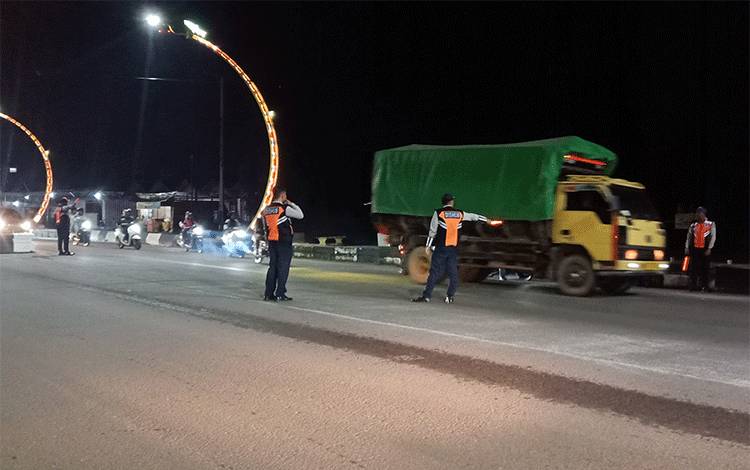 Dishub Kotim Cegat Truk Muatan Berat Masuk Kota