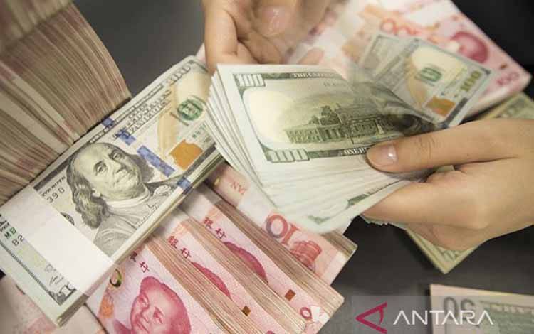 Seorang pegawai Tiongkok menghitung uang kertas dolar AS di sebuah bank Kota Hai'an, Nantong, Provinsi Jiangsu, Tiongkok timur, 6 Agustus 2019. ANTARA/Oriental Image via Reuters Connect-Xu jingbai/pri
