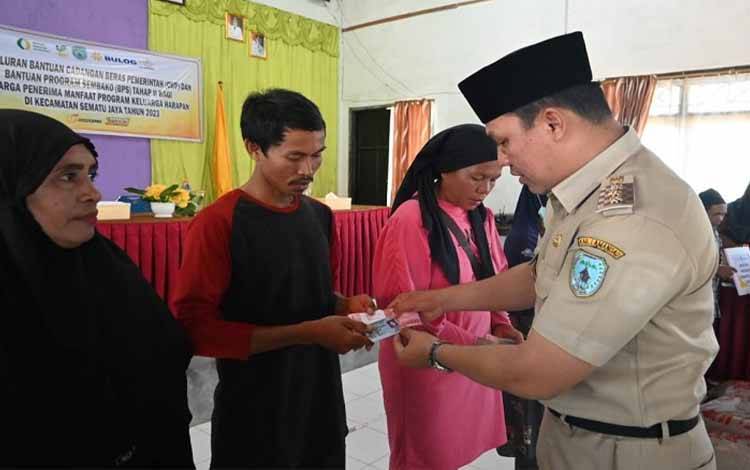 Bupati Lamandau Salurkan CPP Kepada 239 KPM di Sematu Jaya ?