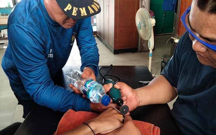 Lagi, Tim Call Center 112 Kota Palangka Raya Bantu Masyarakat Lepas Cincin