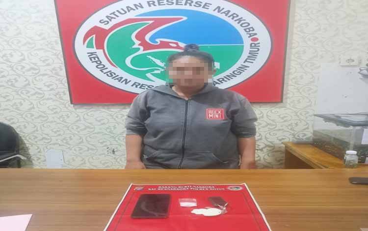 IRT pengedar narkoba jenis sabu saat diamankan di Mapolres Kotim bersama barang buktinya. (FOTO: IST)