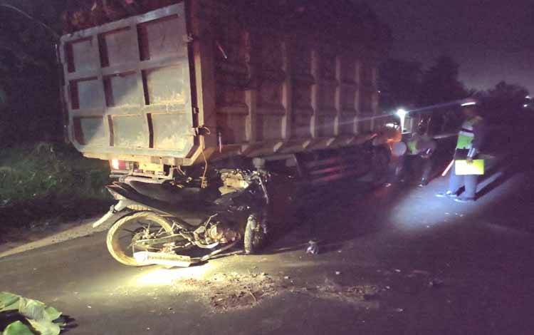 Pengendara Motor Tewas Seusai Tabrak Truk Parkir di Sampit