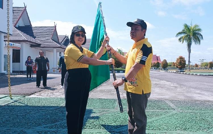 Wakil Bupati Gunung Mas Lepas Kontingen Festival Budaya Isen Mulang 2023