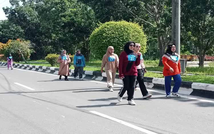 Jamaah Haji Pulang Pisau saat melakukan tes kebugaran. ( FOTO : M PRADILA KANDI )