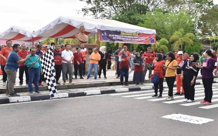 Sekda Provinsi Kalteng H. Nuryakin saat melepas peserta tes kesehatan jasmani di halaman kantor gubernur Kalteng, Jumat 19 Mei 2023. (FOTO: IST)?