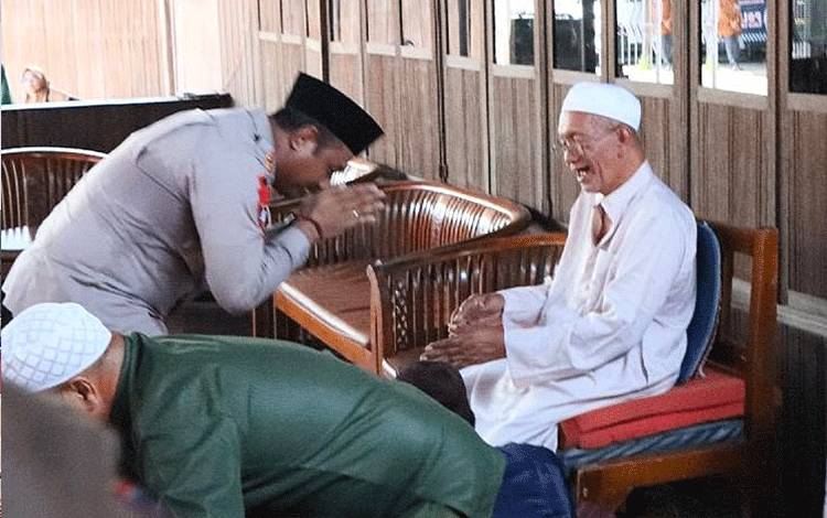 Kapolres Barito Timur Kunjungan Silaturahmi ke Guru Danau