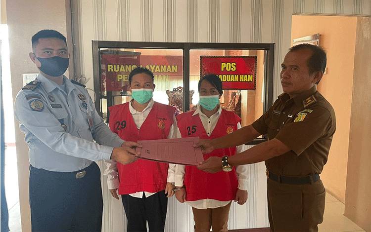 Dua tahanan Lapas Perempuan Kelas IIA Palangka Raya saat di serahkan oleh pihak kejaksaan usai sidang (FOTO : LAPAS PEREMPUAN KELAS IIA PALANGKA RAYA)