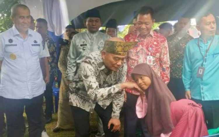 Menko PMK RI Muhadjir Effendy didampingi Gubernur Riau Syamsuar dan Sekdako Pekanbaru berdialog dengan seorang keluarga anak stunting saat kunjungan kerja di Marpoyan Damai, Jumat (19/5). Antara/HO-IPKB Riau.