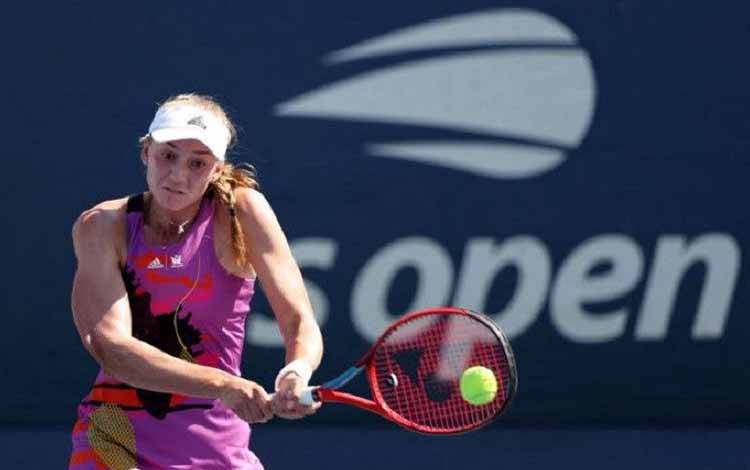 Foto arsip - Elena Rybakina dari Kazakhstan melakukan pukulan pengembalian bola saat melawan Clara Burel dari Prancis dalam pertandingan putaran pertama, pada hari kedua US Open di USTA Billie Jean King National Tennis Center, New York, 30 Agustus 2022. (JAMIE SQUIRE / GETTY IMAGES NORTH AMERICA / Getty Images via AFP)