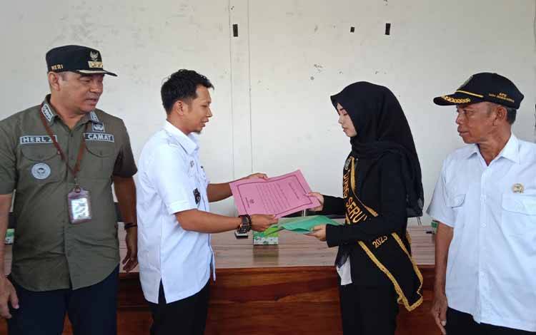 Harumkan Nama Desa, Diang Seruyan Terima Penghargaan