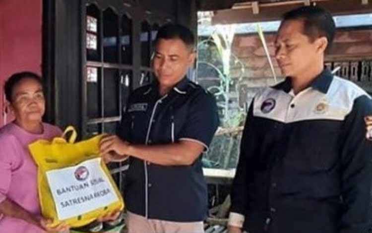 Bentuk Kepedulian, Satresnarkoba Polres Kapuas Bagikan Sembako Kepada Warga