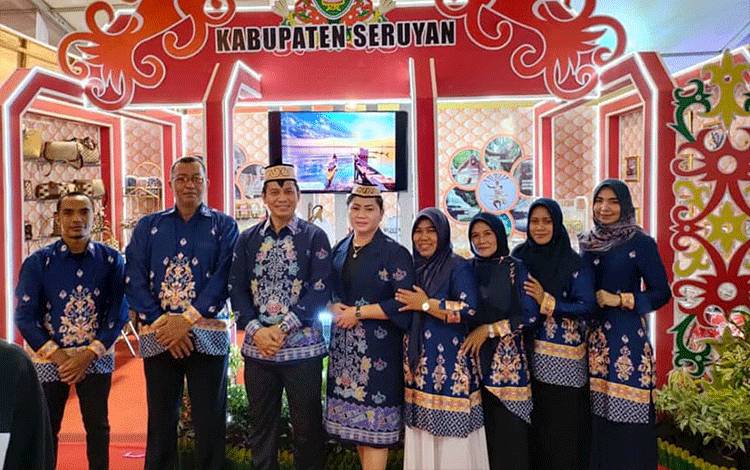 Stand Seruyan di Kalteng Expo, Produk Kerajinan dan Makanan Berbahan Ikan Diminati