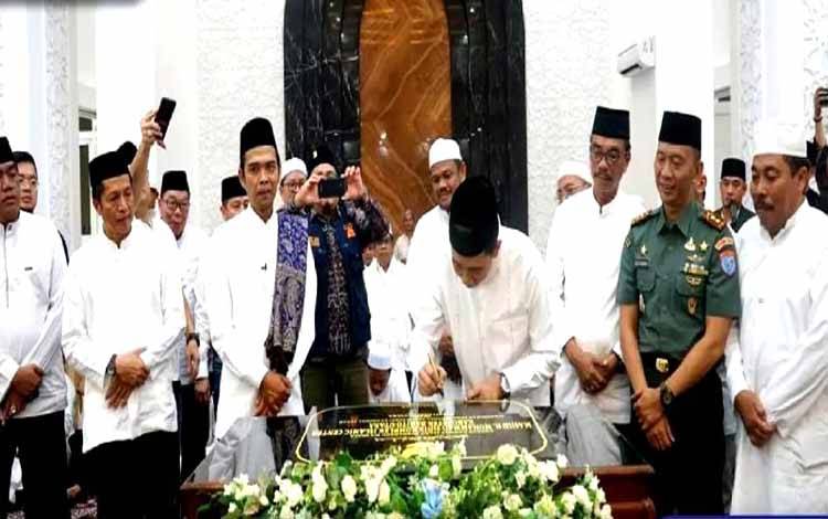 Bupati Barito Utara H Nadalsyah didampingi Ustad Abdul Somad (UAS) dan pejabat lingukup Pemkab Barito Utara saat mendatangani prasasti tanda diresmikannya Masjid HM Sidik Islamic Center, Sabtu malam 20 Mei 2023.(foto: Dhani)?