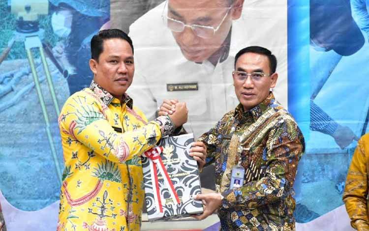 Bupati Lamandau Hendra Lesmana menerima penghargaan opini WTP ke 10 dari?BPK Perwakilan Provinsi Kalteng. (FOTO : HENDI NURFALAH)