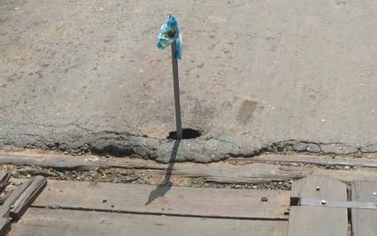 Hati-Hati, Lubang pada Ujung Jembatan Hayaping Bahayakan Warga yang Melintas