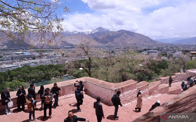 Pemandangan Kota Lhasa, Daerah Otonomi Tibet, China, dilihat dari salah satu sudut bangunan Istana Potala, Sabtu (20/5/2023). ANTARA FOTO/M. Irfan Ilmie/foc.