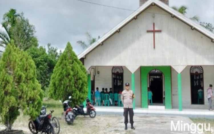 Personel Polsek Timpah Lakukan Patroli dan Pengamanan Warga Sedang Beribadah