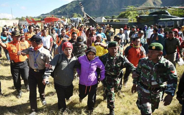 Foto arsip - Petugas membantu pendaki Gunung Rinjani yang sempat terjebak longsor akibat gempa bumi, Suharti (tengah), setelah berhasil dievakuasi dan tiba di Lapangan Sembalun, Lombok Timur, NTB, Selasa (31/7). Tiga orang pendaki yang terjebak akibat gempa berhasil dievakuasi menggunakan helikopter. (ANTARA FOTO/Akbar Nugroho Gumay) (ANTARA FOTO/Akbar Nugroho Gumay/)