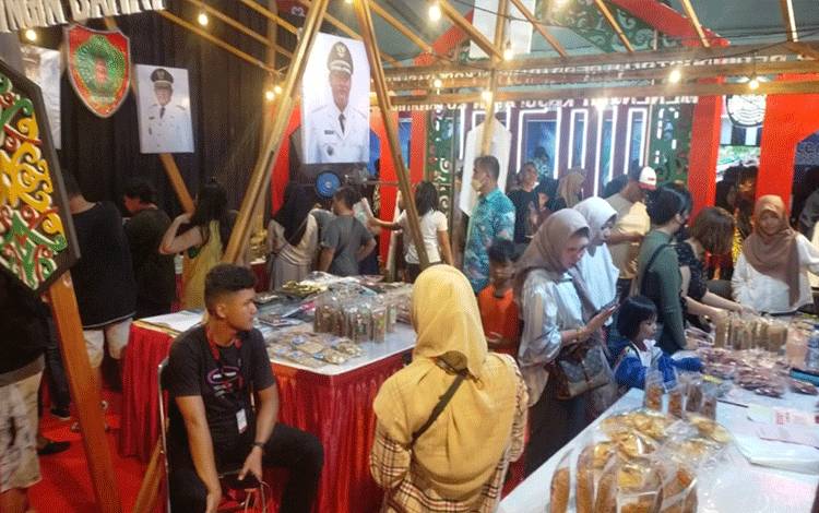 Disperindagkop UKM dan Dekranasda Kobar Hadirkan Beragam Produk Unggulan UMKM di Kalteng Expo 2023