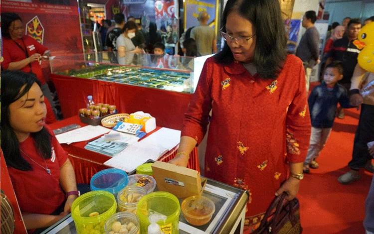 Suasana stand Dislutkan Provinsi Kalteng di Kalteng Expo 2023 saat dikunjungi masyarakat. (FOTO: IST)