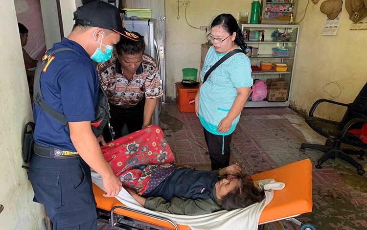 Terpeleset di Kamar Mandi, Wanita Paruh Baya Alami Patah Kaki