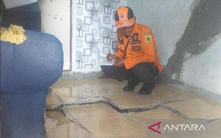 Rumah warga rusak akibat pergeseran tanah di Desa Bojongkoneng, Babakanmadang, Kabupaten Bogor, Jawa Barat. (ANTARA/HO-BPBD Kabupaten Bogor)