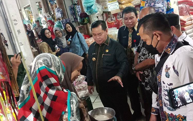 Bupati Kotim Instruksikan Batalkan Penaikan Retribusi Kios Pedagang