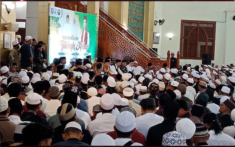 Ustad Abdul Somad Kagumi Kemegahan Masjid Wahyu Al Hadi Sampit