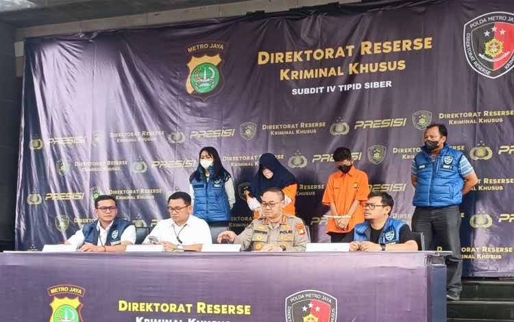 Direktur Reserse Kriminal Khusus Polda Metro Jaya Kombes Pol Auliansyah Lubis (kedua dari kiri) bersama Kabid Humas Polda Metro Jaya Kombes Pol Trunoyudo Wisnu Andiko (kedua dari kanan) beserta jajaran saat konferensi pers di Jakarta, Senin (22/5/2023). ANTARA/Ilham Kausar