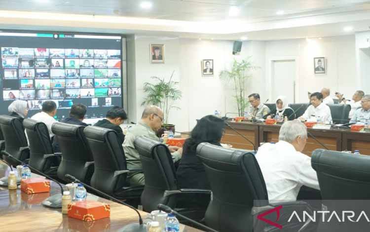 Suasana rapat koordinasi Menteri Pertanian Syahrul Yasin Limpo bersama pejabat Kementerian Pertanian dan aparatur pemerintah daerah melalui teleconference di Jakarta, Senin (22/5/2023). ANTARA/HO-Kementan