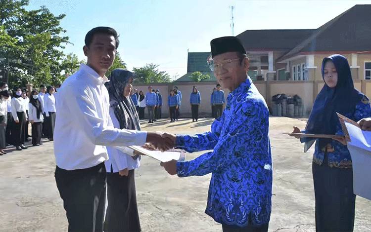 Plt Bupati Kapuas Minta PPPK Formasi Nakes yang Terima SK Bekerja Maksimal