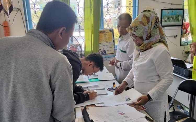 Pembagian SKL bagi peserta didik MAN Kapuas, bertempat di ruang TU. (FOTO: IST)