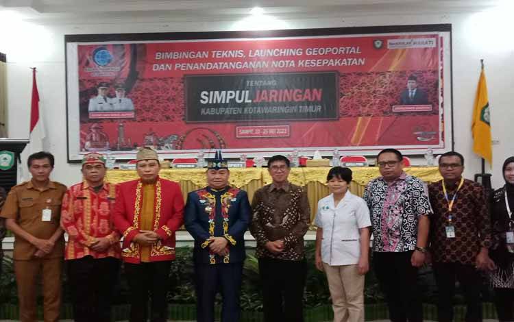 Bupati Kotawaringin Timur Halikinnor membuka Bimtek Simpul Jaringan di Aula Sei Mentaya Bappelitbangda, Selasa, 23 Mei 2023. (FOTO: DEWIP)
