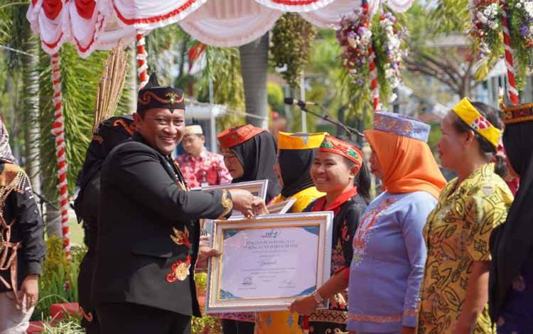 Wagub Kalteng H. Edy Pratowo memberikan apresiasi dan penghargaan saat rangkaian peringatan HUT Kalteng ke 66 di Halaman Kantor Gubernur Kalteng, Selasa 23 Mei 2023. (FOTO: IST)