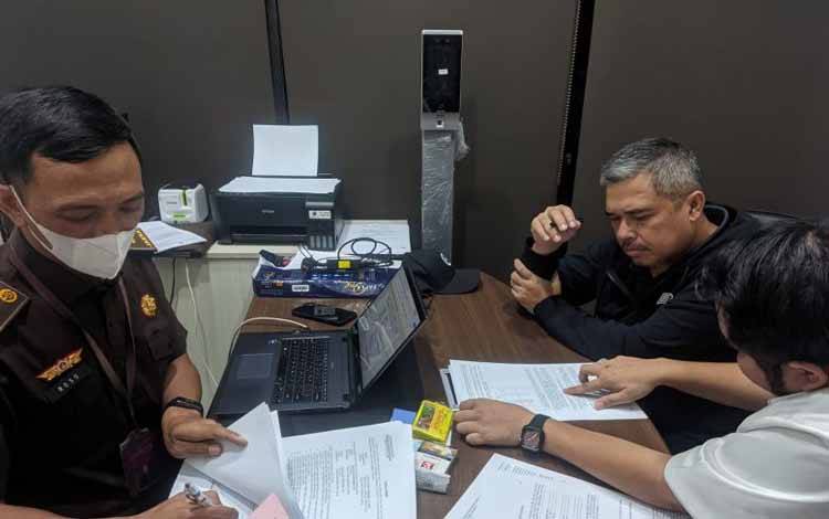 Penyidik Jaksa Agung Muda Tindak Pidana Khusus (Jampidsus) memeriksa WP, tersangka tindak pidana korupsi penyediaan infrastruktur Base Tranceiver Station (BTS) dan infrastruktur pendukung Kominfo periode 2020-2022, Selasa (23/5/2023). (ANTARA/H0-Puspenkum Kejaksaan Agung)