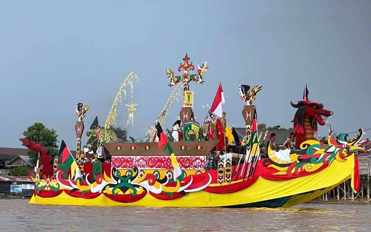 Pemko Palangka Raya Juara 1 Lomba Perahu Hias FBIM