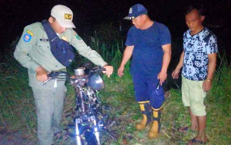 Petugas DPKP Kota Palangka Raya, pada saat mengevakuasi sepeda motor korban, (FOTO : CALL CENTER 112)