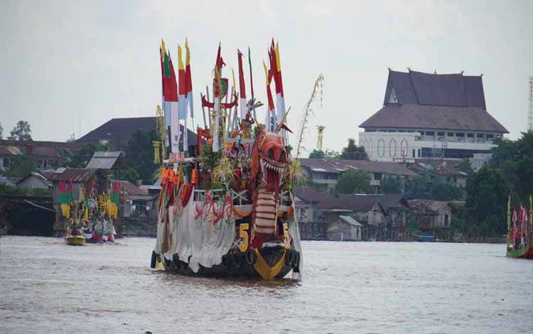 Lomba Perahu Hias Ramaikan Festival Budaya Isen Mulang 2023