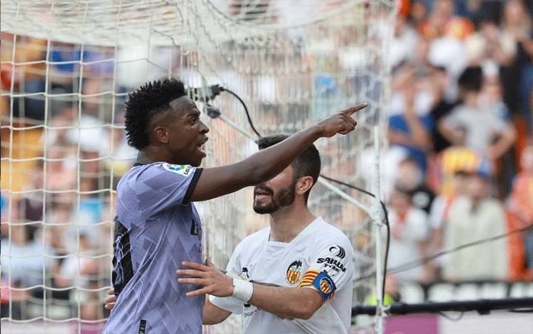 Arsip - Pemain Real Madrid Vinicius Jr. menunjuk ke arah bangku penonton setelah diduga mendapat kekerasan verbal pada laga lanjutan Liga Spanyol melawan Valencia di Mastella Stadium, Valencia, Minggu (21/5/2023). AFP/JOSE JORDAN